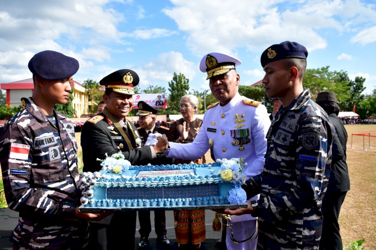 Meriah dan Penuh Keakraban, TNI Serahkan Kue “Dirgahayu Bhayangkara ke-79” kepada Kapolda NTT