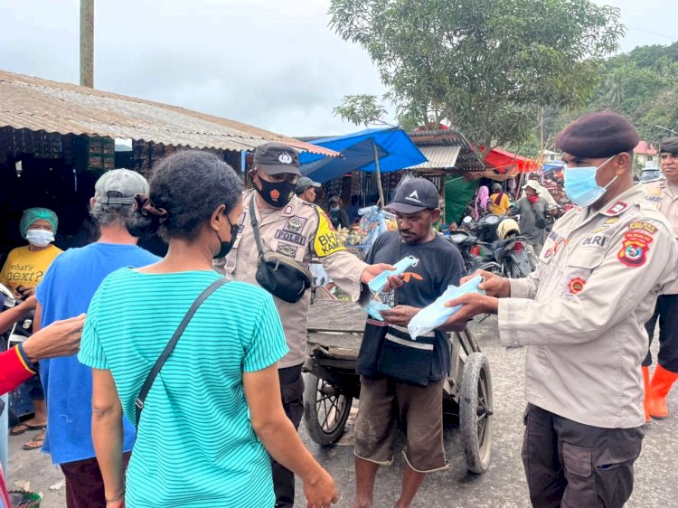 Polri untuk Masyarakat: Polres Flores Timur Bagikan Masker dan Edukasi Warga Pasar Boru Pasca Erupsi Lewotobi