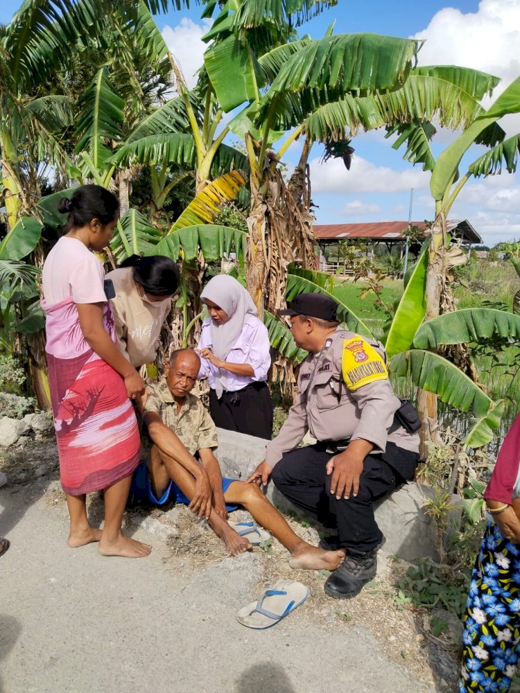 Menolong Tanpa Komando: Aksi Spontan Bhabinkamtibmas Bantu Warga Jatuh di Jalan
