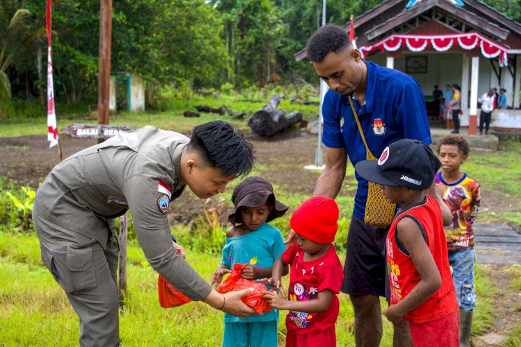 Satgas Ops Damai Cartenz Berbagi Bingkisan Makanan Ke Warga Kampung Ansudu, Sarmi, Papua