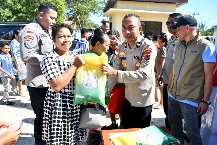 Polda NTT dan Polres Jajaran Serentak Salurkan 220 Ton Beras Lewat Gerakan Pangan Murah Sambut HUT ke-80 RI