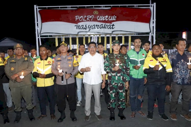 Polres Sumba Timur dan Komunitas Ojol Waingapu Gelar Doa dan Lilin untuk Affan Kurniawan