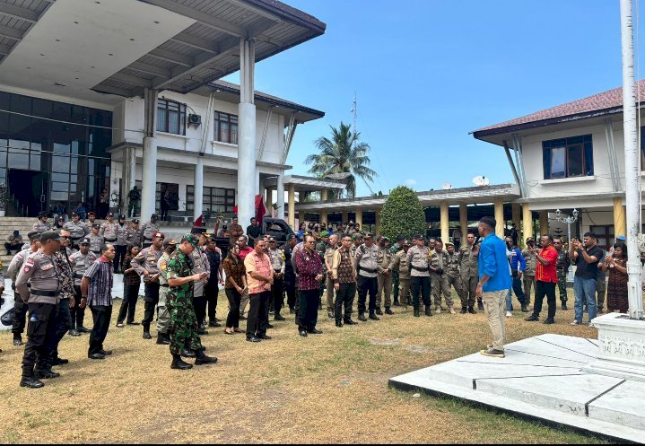 Polres Ende Polda NTT dan TNI Kawal Aksi Mahasiswa, Tutup dengan Simbol Persatuan