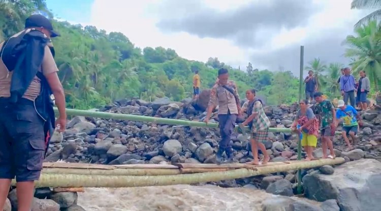 Wajah Humanis Polri: Polres Nagekeo Bergerak Cepat Bantu Korban Banjir Mauponggo