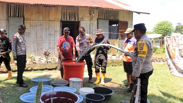 Polri Hadir untuk Masyarakat : Polres Nagekeo Distribusikan Air Bersih Pasca Banjir Mauponggo