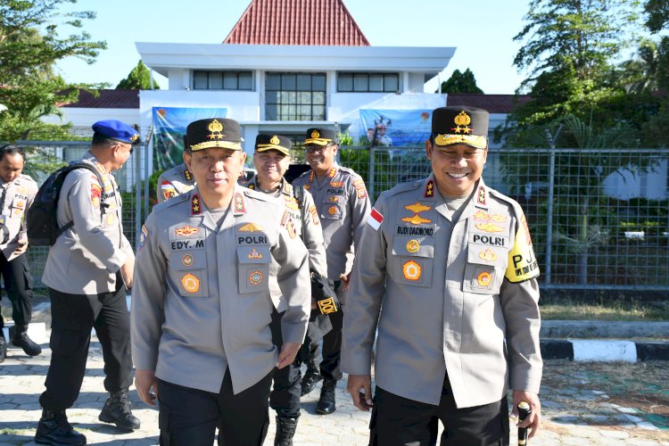 Kapolda NTT Sambut Kedatangan Kakorbinmas Baharkam Polri Bawa Bantuan untuk Korban Banjir Nagekeo