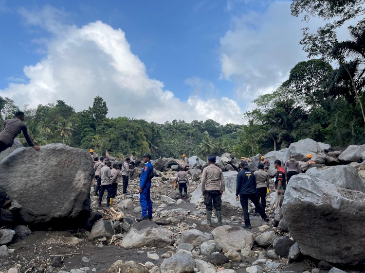 Polri Hadir di Nagekeo: Tim K9 dan Layanan Kesehatan Bantu Korban Banjir Bandang