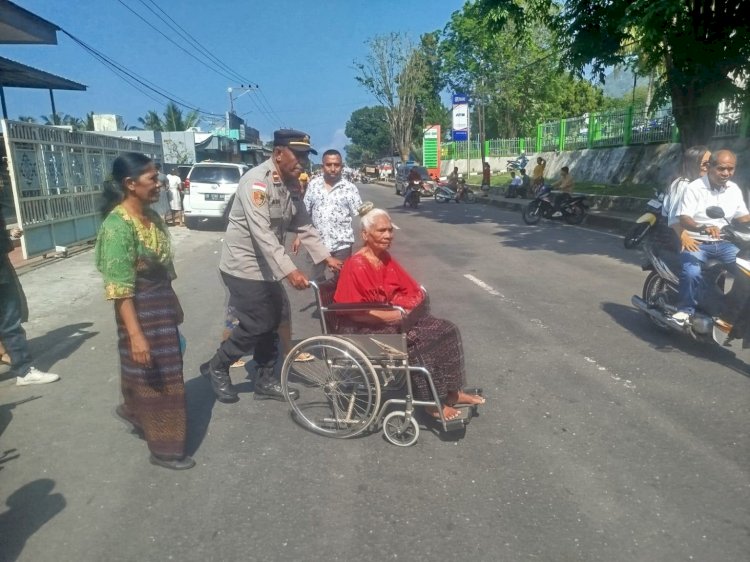 Polisi Humanis di Ende: Ipda Adam Salman Bantu Warga Disabilitas Masuk Gereja