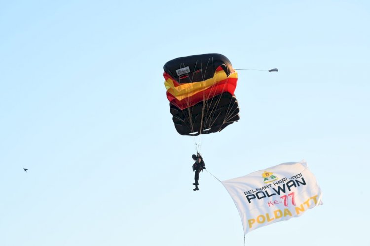 Aksi Sky Diving Spektakuler Warnai Hari Jadi ke-77 Polwan RI di NTT