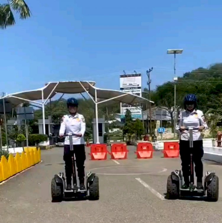 Polwan Polres Manggarai Barat Polda NTT Patroli dengan Segway di Bandara Labuan Bajo