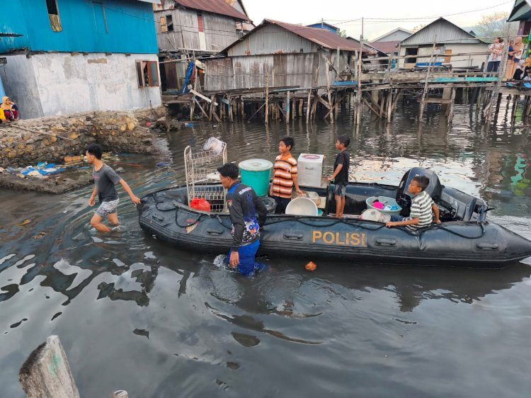 Aksi Spontan Polisi Perairan Sikka, Bantu Warga Selamatkan Harta dari Rumah yang Ambruk