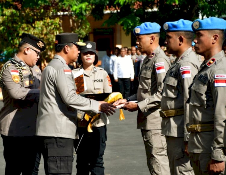 Kapolda NTT Berikan Penghargaan Kepada 11 Orang Anggota Berprestasi di Polda NTT