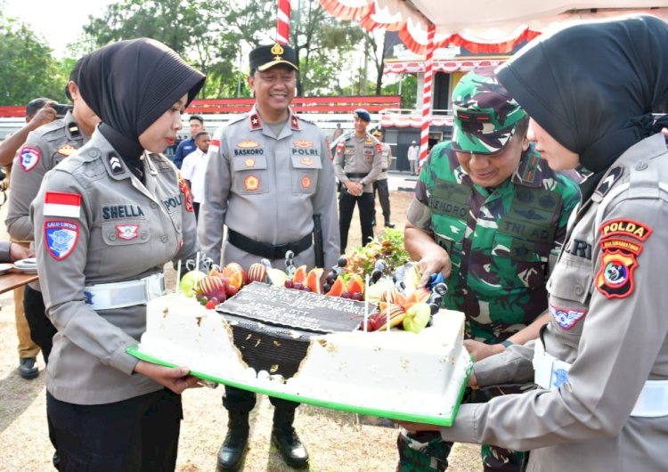 Wakapolda NTT Berikan Kejutan Ulang Tahun untuk Danrem 161/Wira Sakti, Wujud Sinergitas TNI-Polri di NTT