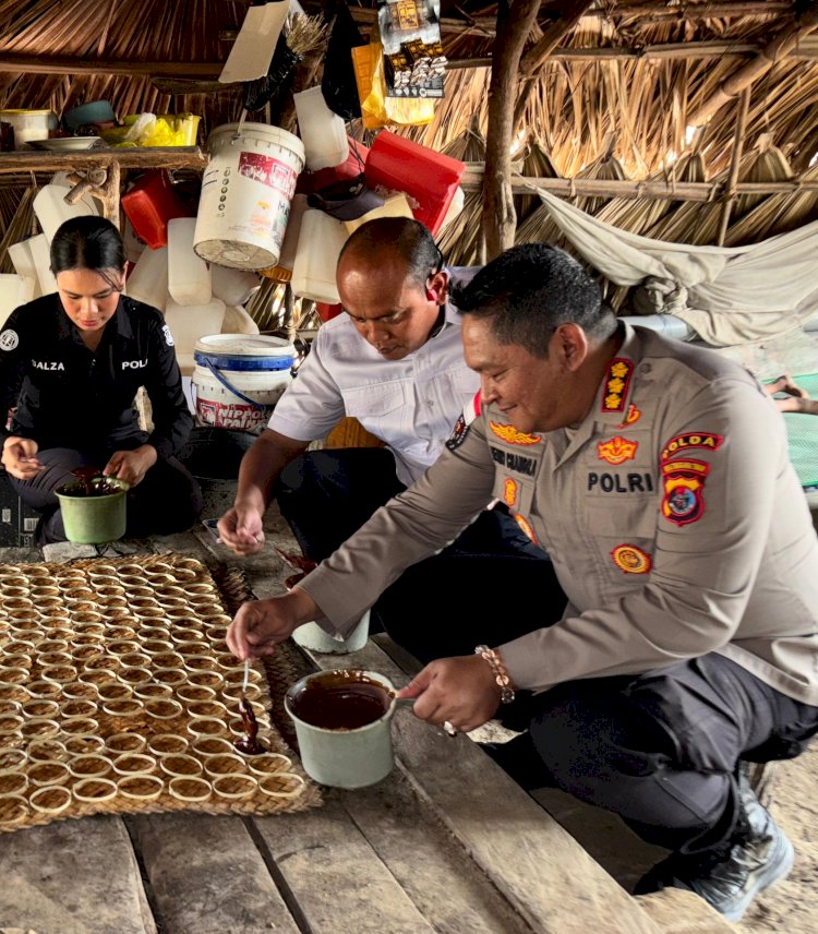 Kabidhumas Polda NTT Apresiasi Bhabinkamtibmas Desa Benu Ubah Desa Pengrajin Sopi Jadi Produsen Gula Lempeng