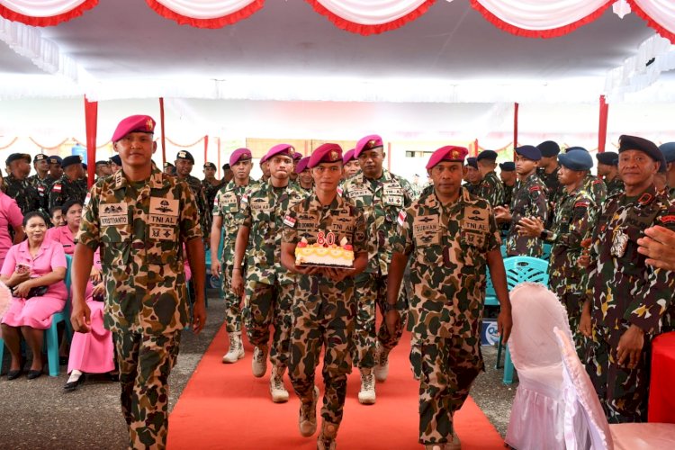 Brimob Polda NTT Dapat Kejutan Kue Ulang Tahun dari Korps Marinir di HUT ke-80