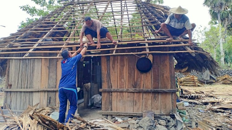 Kapolsek Lobalain dan Personel Turun Tangan Bantu Renovasi Rumah Warga, Kapolda NTT Apresiasi Aksi Nyata di Tengah Masyarakat
