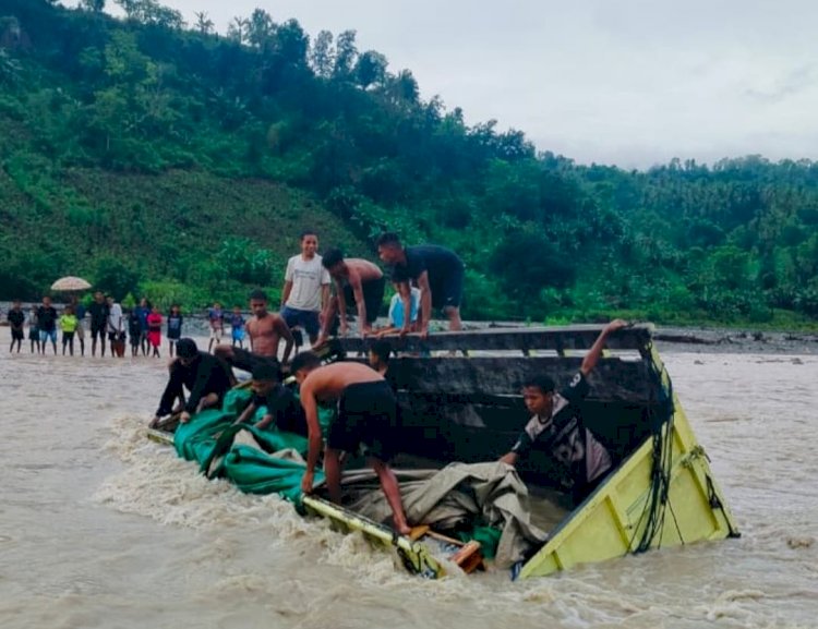 Polsek Amfoang Polres Kupang Bantu Evakuasi Dump Truk Pengangkut Bantuan Pemerintah yang Terjebak Banjir di Sungai Bonpo