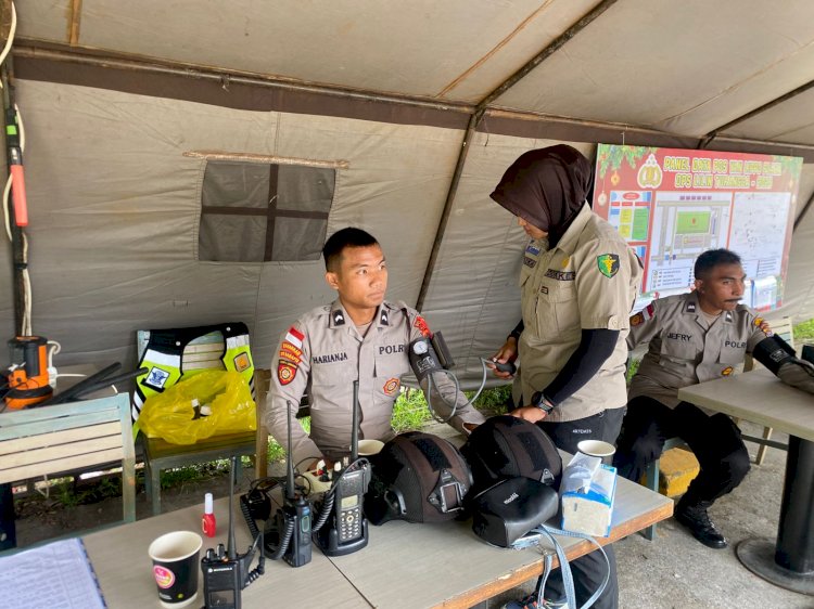 Pelayanan Ops Lilin, Bidokkes Polda NTT Cek Kesehatan Personel Pengamanan Natal