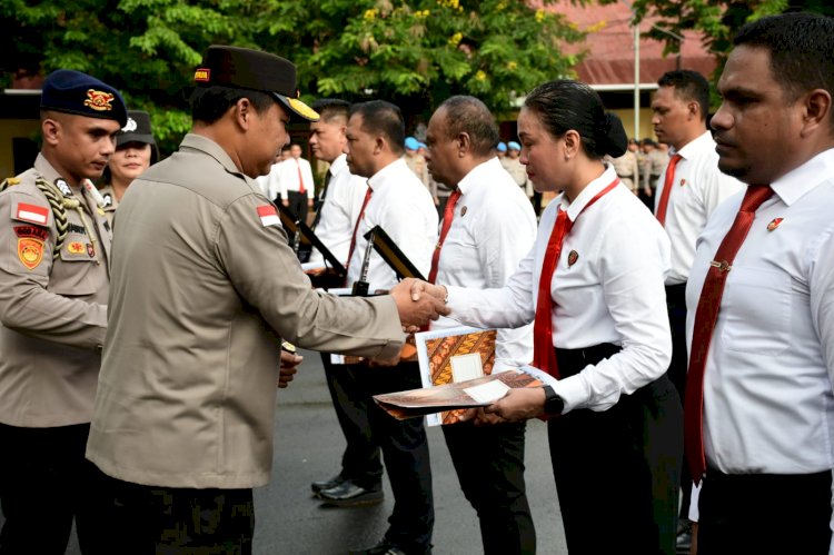 Penghargaan dan Apresiasi atas Dedikasi Luar Biasa, Tim Sus Pengungkapan Kasus Sebastian Bokol Terima Penghargaan Kapolda NTT