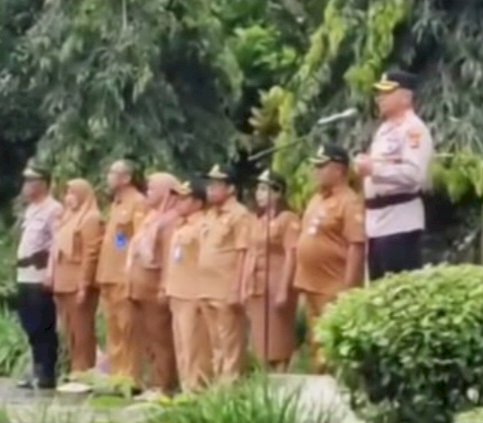 Dari Topi hingga Merah Putih, Kapolres Sumba Barat Tanamkan Semangat Cinta Tanah Air di SMKN 1 Loli