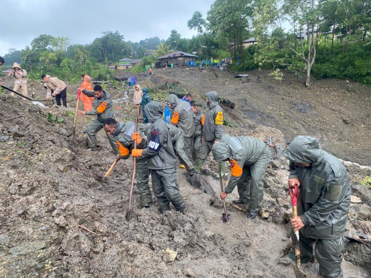 Satbrimob Polda NTT Terjun Langsung Cari Korban Longsor Goreng Meni, Dua Warga Masih Tertimbun