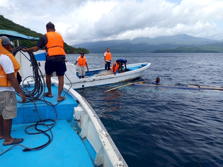 Respon Cepat Anggota Brimob Polda NTT, Kapal Nelayan Tenggelam di Perairan Flores Timur Berhasil Dievakuasi