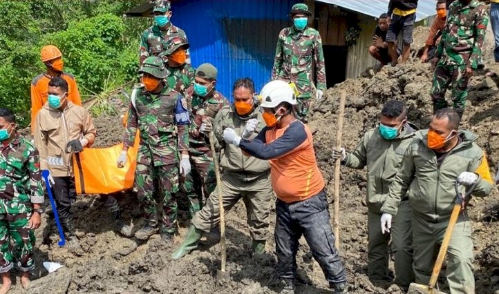 Aksi Kemanusiaan Brimob Polda NTT, Satu Korban Longsor Berhasil Ditemukan di Manggarai Timur
