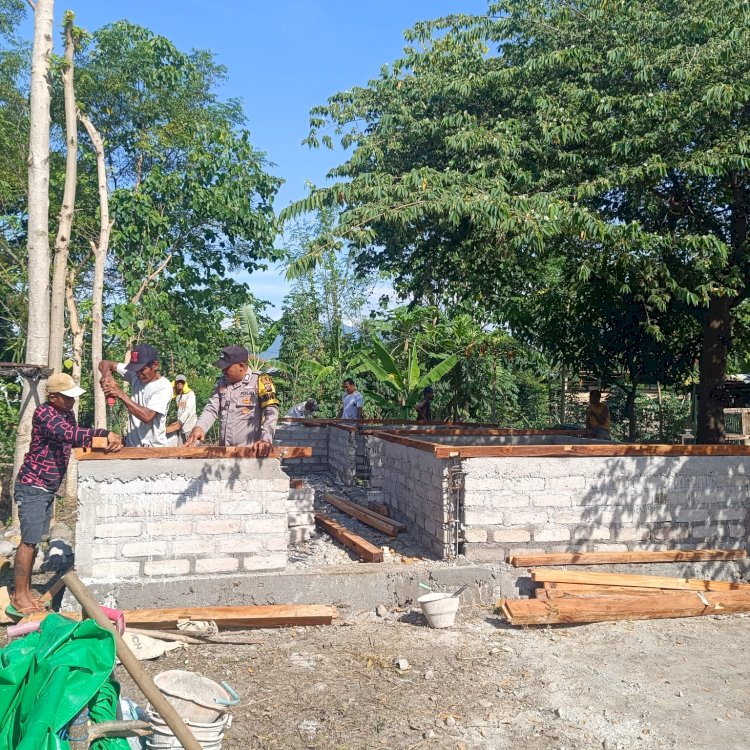 Bhabinkamtibmas Pantau Progres Rumah Layak Huni Program Kapolda NTT di Manggarai Timur