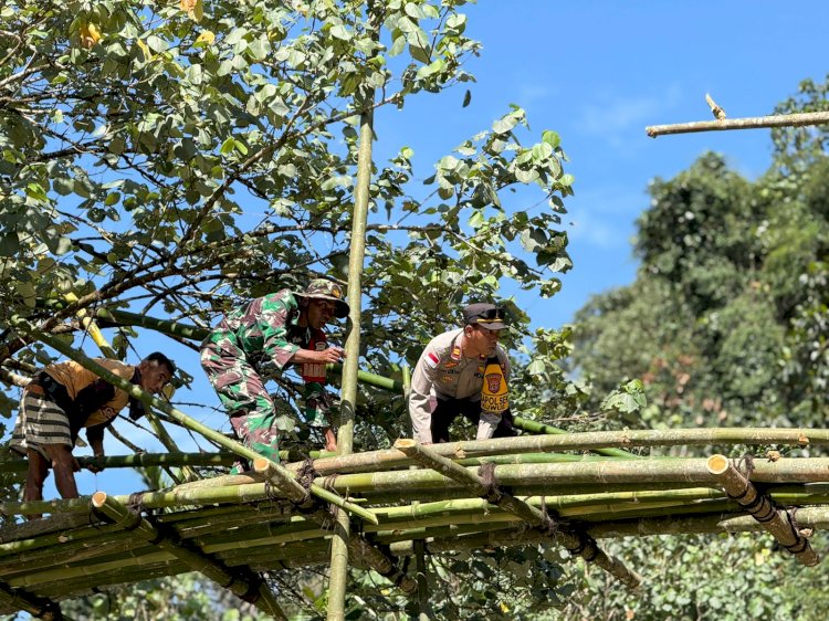 Menunaikan Janji: Kapolsek Kuwus Bangun “Jembatan Harapan” bagi Anak-anak Wae Songkang