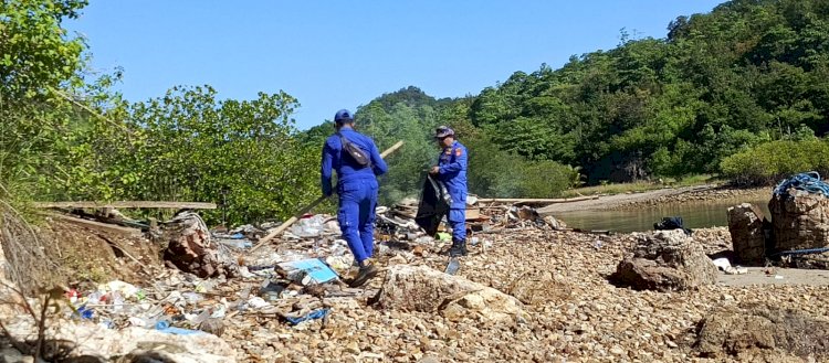 Polda NTT Bersama Polres Manggarai Barat Gelar Aksi Bersih Pantai Pulau Monyet, Kapolres: Jaga Ikon Pariwisata Labuan Bajo