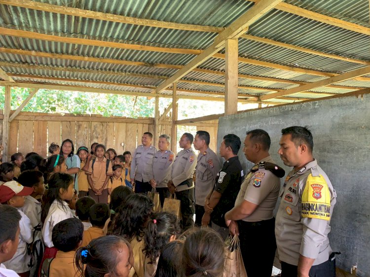 Polri Peduli Pendidikan di Pelosok, Polres Sumba Barat Daya Bagikan Alat Tulis di Desa Tertinggal