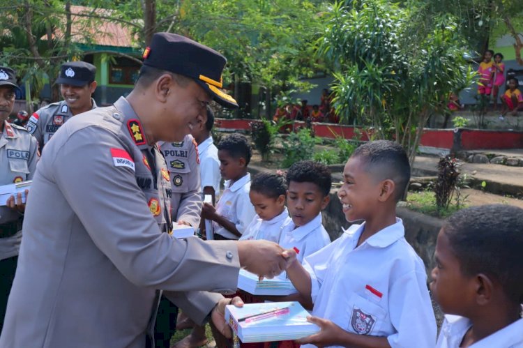Kapolda NTT Apresiasi Kepedulian Polres Alor terhadap Dunia Pendidikan, Bagikan Perlengkapan Sekolah kepada Siswa SD