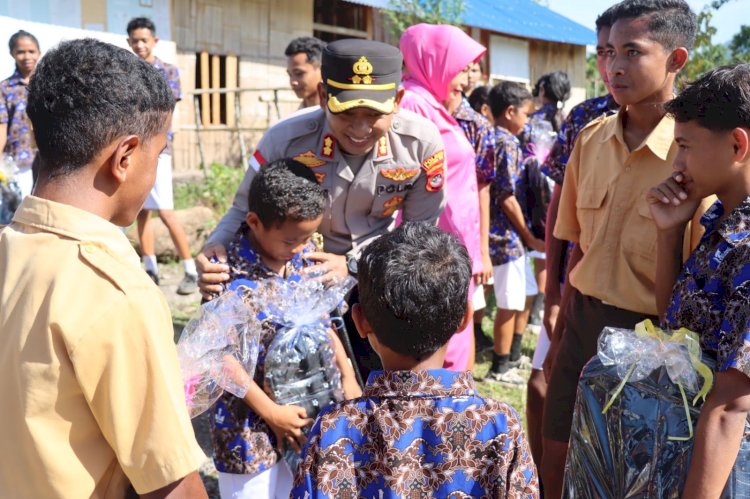Polri Peduli Pendidikan, Kapolres Manggarai Timur Salurkan 100 Paket Bansos untuk Siswa SD dan SMP di Borong