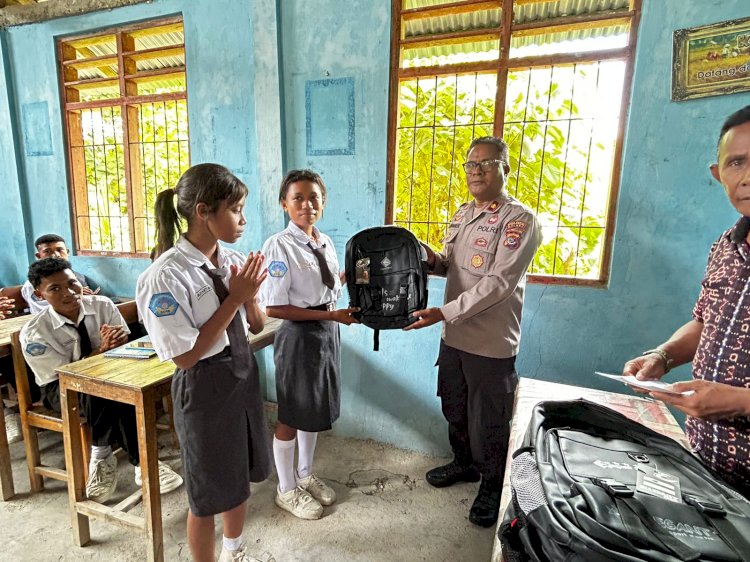 Polri Peduli Pendidikan: Polres Malaka Salurkan Bantuan Perlengkapan Sekolah untuk Siswa SMA Budi Mulia Bakiruk