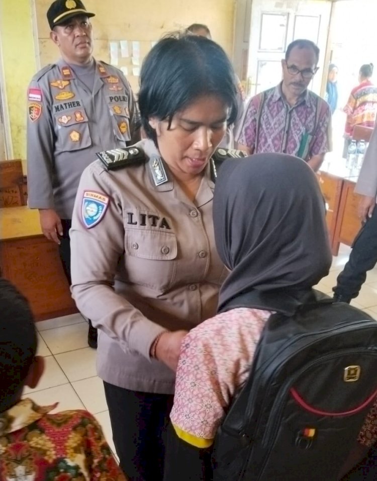 Polri Peduli Pendidikan di Daerah Terpencil, Polres Lembata Salurkan Bantuan untuk Siswa SDN Waijarang