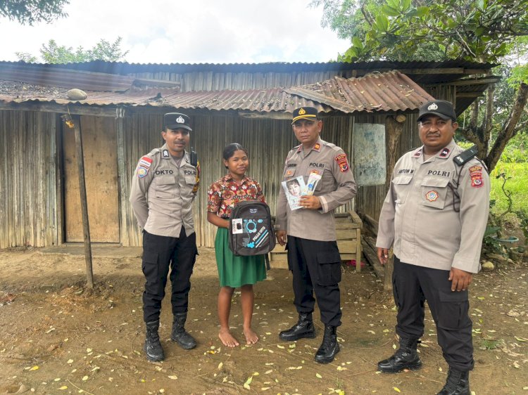 Kapolda NTT Dukung Pendidikan, Polres Belu Serahkan Bantuan Tas dan Alat Tulis kepada Siswa SDI Haliulun