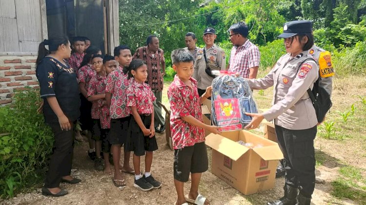 Polres Flores Timur Salurkan Bantuan Alat Tulis untuk Sekolah Tertinggal, Wujud Nyata Kepedulian pada Pendidikan