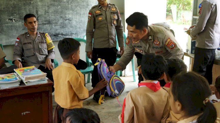 Polri Peduli Pendidikan: Kapolres Manggarai Barat Serahkan Bantuan Perlengkapan Sekolah untuk Siswa TRK Lobohusu