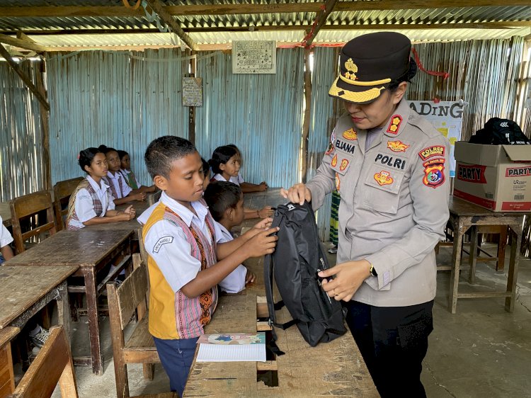 Polri Peduli Pendidikan, Siswa SMPN Maubeli Terima Bantuan Tas dan Alat Tulis dari Polres TTU