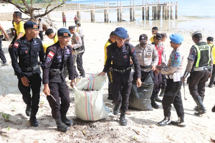 Sinergi Polri Bersihkan Pantai Londa Lima, Wujud Nyata Kepedulian Lingkungan dan Pariwisata Sumba Timur