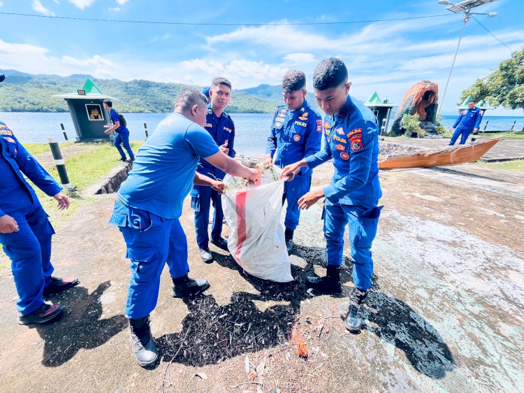 Ditpolairud Polda NTT Bersih Pantai di Taman Doa Tuan Meninu, Wujud Kepedulian Jaga Lingkungan Pesisir