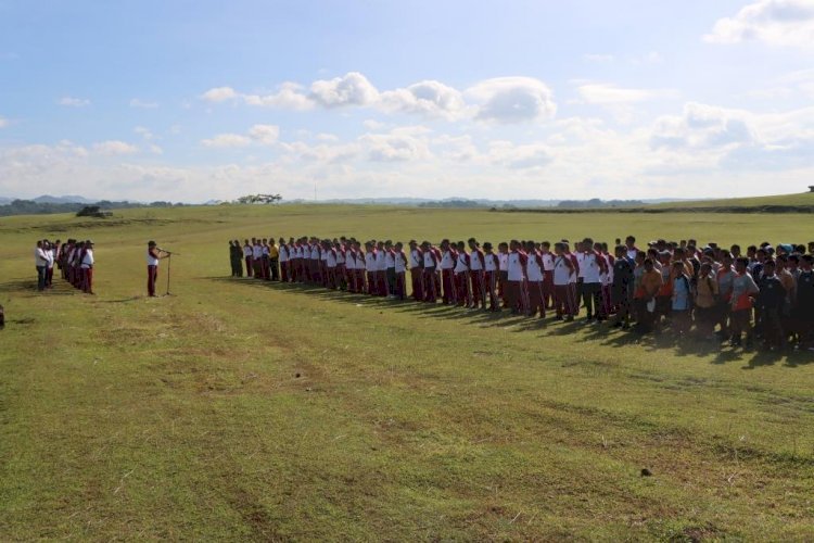 Polres Sumba Barat Bersama TNI dan Masyarakat Kerja Bakti Bersihkan Arena Pasola Hobakala