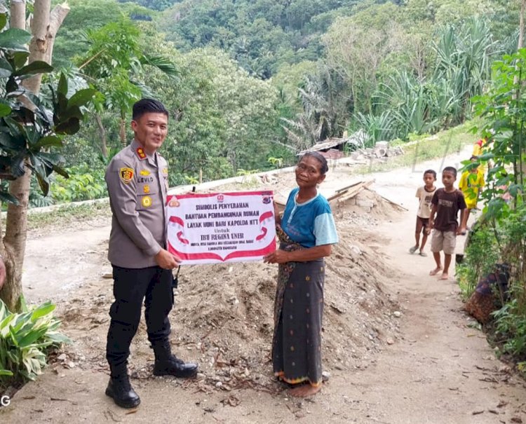 Kapolda NTT Serahkan Bantuan Pembangunan Dua Rumah Layak Huni di Manggarai