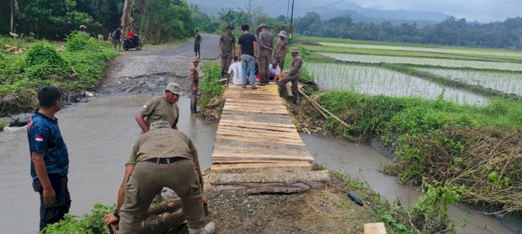 Brimob Polda NTT dan Polsek Wewaria Perbaiki Jembatan Darurat, Akses Tiga Desa Kembali Terhubung