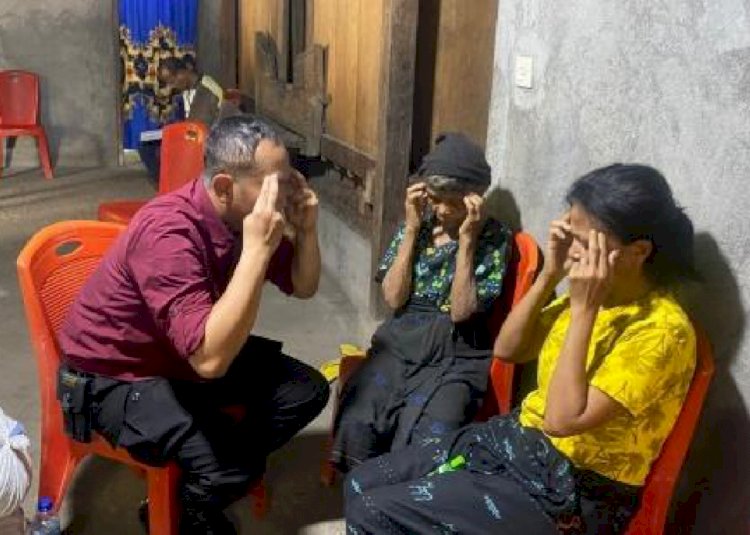 Sentuhan Humanis Biro SDM Polda NTT: Berikan Pendampingan Psikologis dan Penguatan Mental bagi Keluarga Korban di Ngada