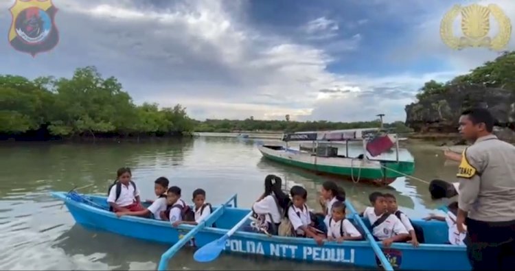 Kapolda NTT Serahkan Bantuan 2 Unit Perahu Sampan untuk Dukung Akses Pendidikan Siswa Dusun Airani