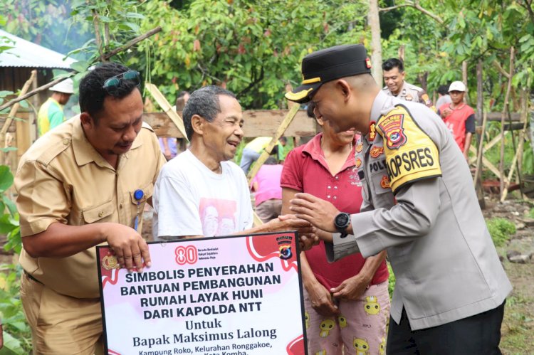 Kapolda NTT Salurkan Bantuan Pembangunan Rumah Layak Huni, Kapolres Manggarai Timur Serahkan Secara Simbolis kepada Warga Ronggakoe