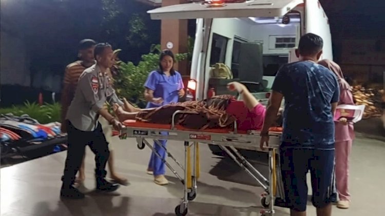 Polri Untuk Masyarakat, Personel Polsek Lobalain Bantu Rujuk Ibu Hamil ke RSUD Baa