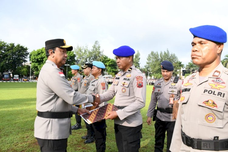 Apresiasi Tinggi Pimpinan: Wakapolda Serahkan Penghargaan Kapolda NTT kepada 32 Personel yang Ukir Prestasi dan Dedikasi