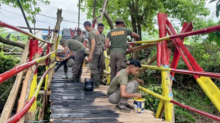 Brimob Polda NTT Bangun Jembatan di Nanganae, Wujud Nyata Kepedulian untuk Akses Warga
